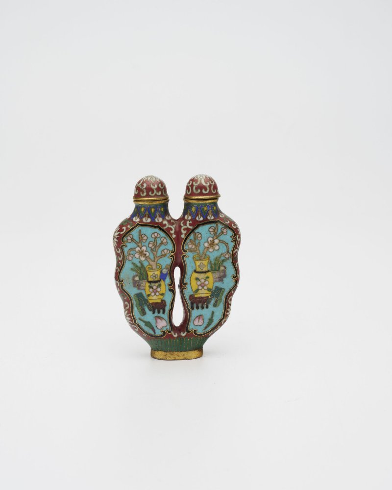 晚清 銅胎琺琅雙聯牛角形博古紋鼻煙壺 | A CLOISONNÉ DOUBLE SNUFF BOTTLE - 图14