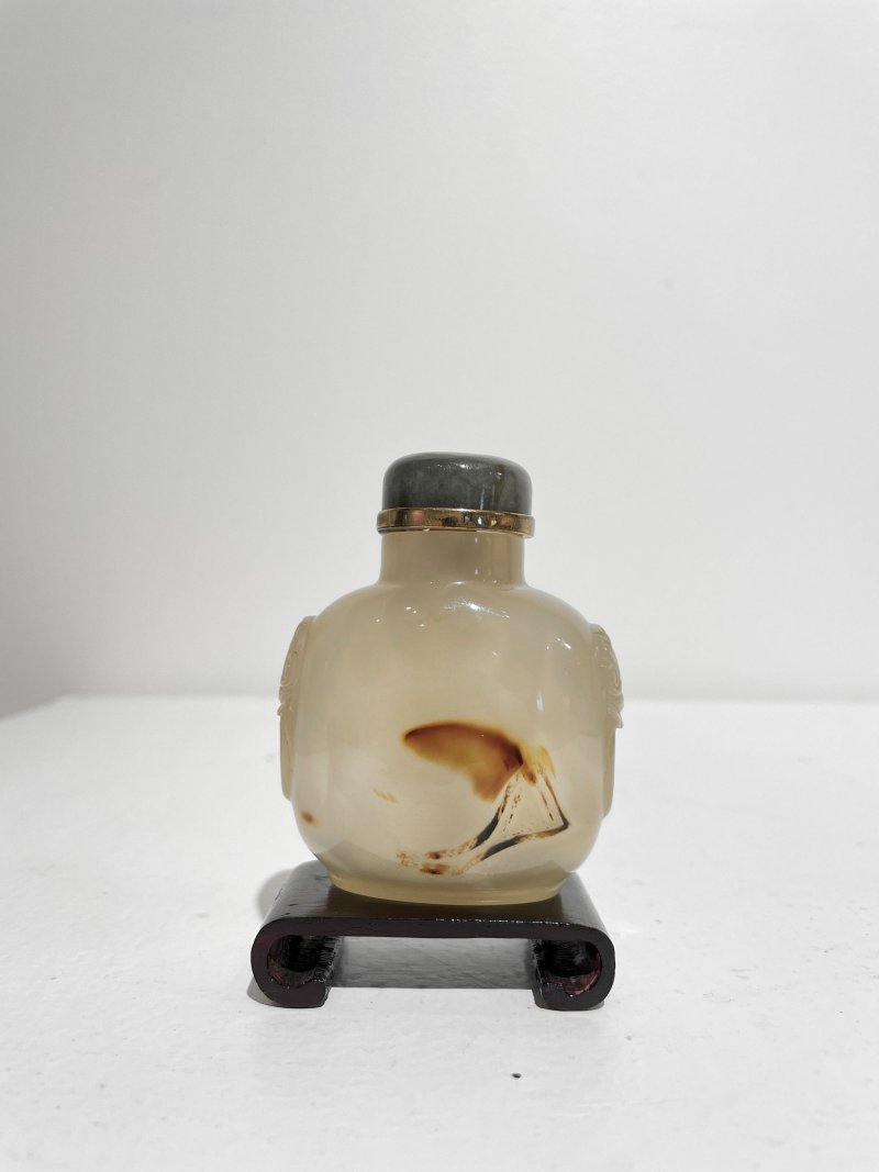 十九世紀 影瑪瑙蝶紋鼻煙壺 | A SHADOW AGATE 'BUTTERFLY' SNUFF BOTTLE - 图11