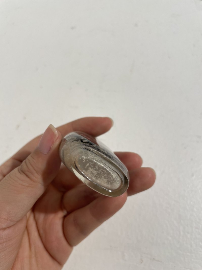 一九八三年 玻璃内畫⌈嬰戯琢釘•稚子垂釣⌋鼻煙壺 | AN INSIDE PAINTED GLASS 'CHILDREN' SNUFF BOTTLE - 图3