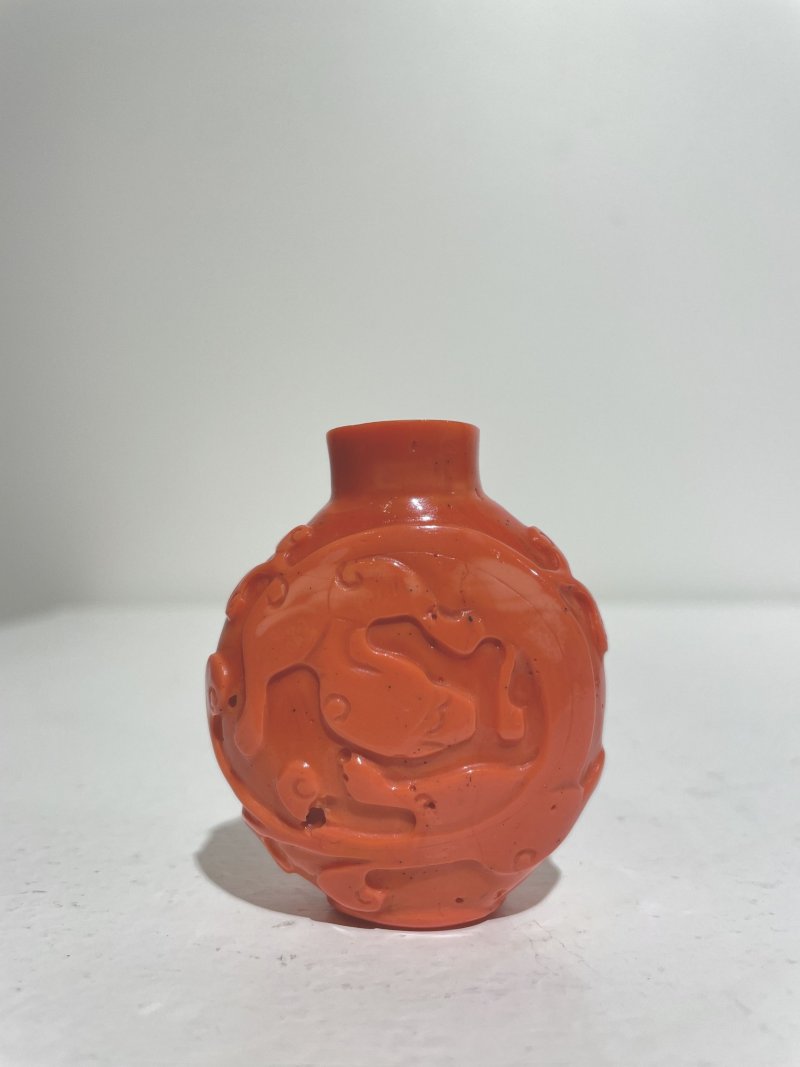 十九世紀 料仿珊瑚螭龍紋鼻煙壺 | A GLASS 'CHI DRAGON' SNUFF BOTTLE IMITATING CORAL - 图25