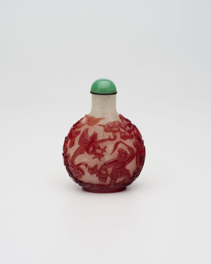 十九世紀 珍珠地套紅玻璃⌈松鶴延年⌋鼻煙壺 | A RED OVERLAY GLASS 'LONGEVITY' SNUFF BOTTLE - 图15
