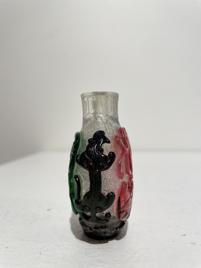晚清 透明地套雙色玻璃螭龍紋鼻煙壺 | A MULTI-COLOUR OVERLAY GLASS 'CHI-DRAGON' SNUFF BOTTLE - 图5