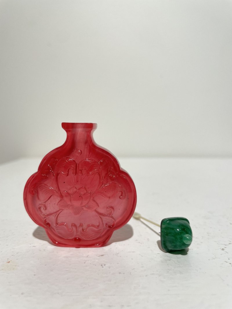 十九/二十世紀 綠色玻璃蓮花紋、粉色玻璃蓮花紋鼻煙壺二件 | A PINK 'FLORAL', AND A GREEN 'FLORAL' GLASS SNUFF BOTTLE - 图24