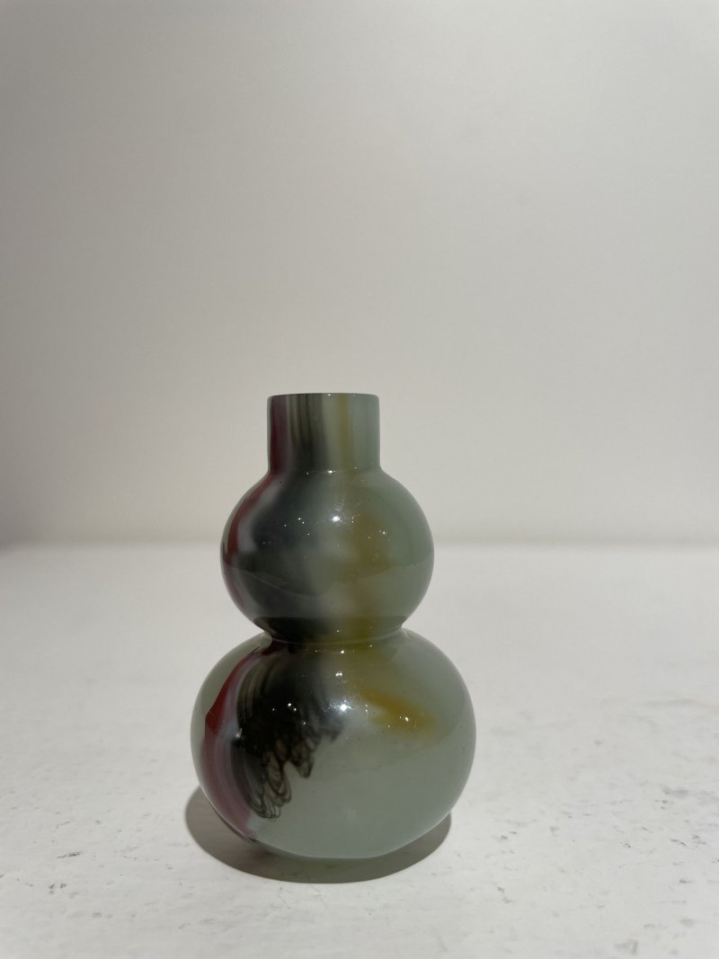 十九/二十世紀 白地套綠玻璃花鳥紋、淺綠地套三色玻璃蝶戀花紋、白地套藍玻璃行龍紋、玻璃胎畫琺琅花卉紋、多色玻璃葫蘆式、白地套墨黑玻璃印章紋鼻煙壺七件 其二⌈古月軒⌋藍料楷書款、⌈乾隆年製⌋青花楷書款 | SEVEN GLASS SNUFF BOTTLES - 图7