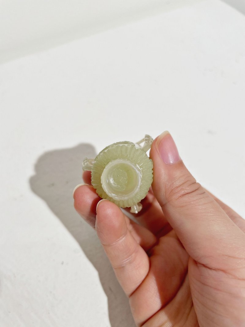 晚清至民國 青玉痕都斯坦式菊花紋鼻煙壺 | A MUGHAL STYLE YELLOW JADE 'CHRYSANTHEMUM' SNUFF BOTTLE - 图2