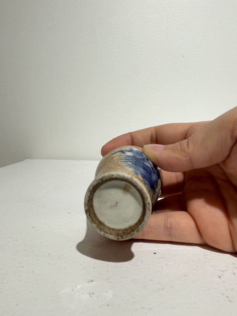 十九/二十世紀 青花⌈二甲傳臚⌋小梅瓶、豆青釉抱月瓶式鼻煙壺二件及鼻煙碟一件 （碟）⌈玩玉⌋青花楷書款 | TWO CERAMIC SNUFF BOTTLES AND A SNUFF DISH - 图29
