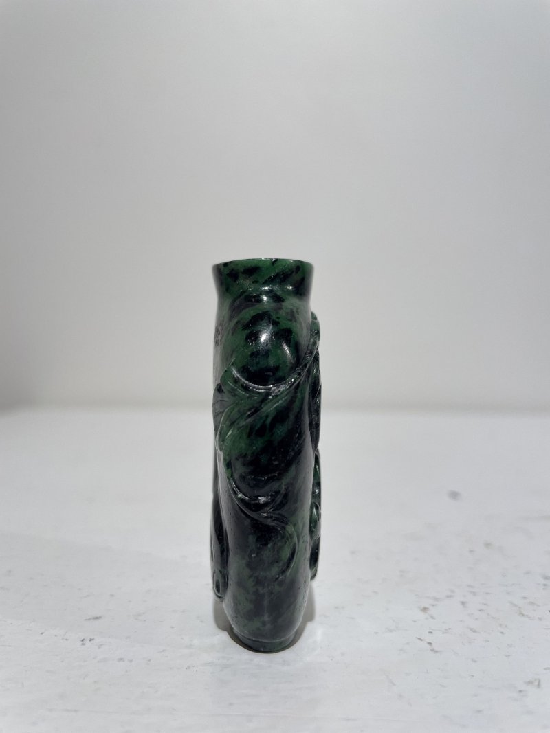 十九/二十世紀 碧玉⌈瓜瓞⌋、翡翠巧雕⌈連年有餘⌋、虎眼石⌈佛手⌋鼻煙壺三件 | A SPINACH JADE 'MELON', A JADEITE 'LOTUS' AND A TIGER'S EYE 'FINGER CITRON' SNUFF BOTTLES - 图14