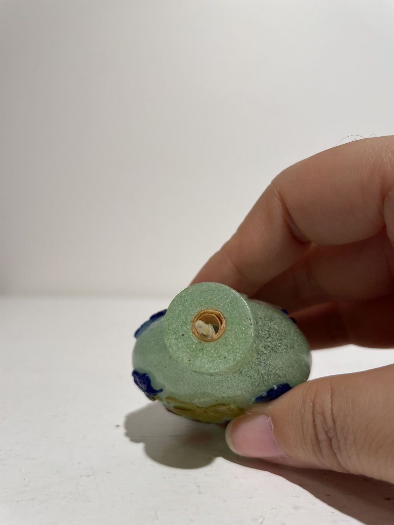 十九/二十世紀 白地套綠玻璃花鳥紋、淺綠地套三色玻璃蝶戀花紋、白地套藍玻璃行龍紋、玻璃胎畫琺琅花卉紋、多色玻璃葫蘆式、白地套墨黑玻璃印章紋鼻煙壺七件 其二⌈古月軒⌋藍料楷書款、⌈乾隆年製⌋青花楷書款 | SEVEN GLASS SNUFF BOTTLES - 图71
