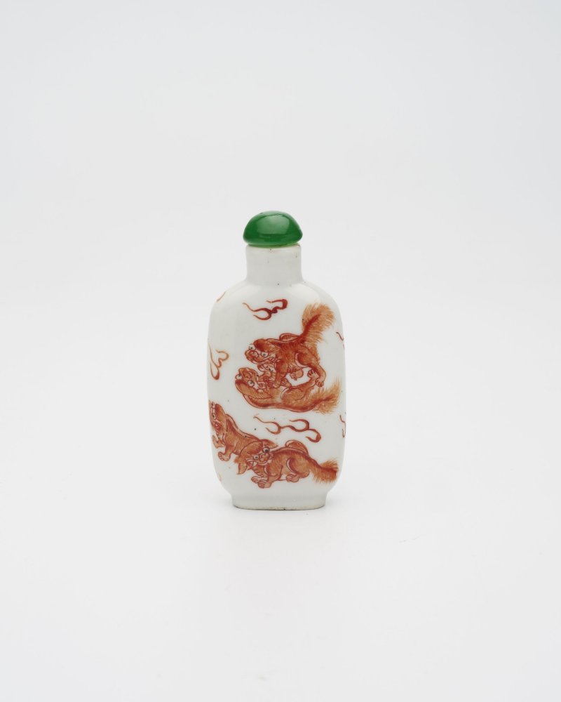 晚清 礬紅彩瑞獅紋鼻煙壺 | AN IRON-RED PAINTED 'BUDDHIST LIONS' SNUFF BOTTLE - 图5