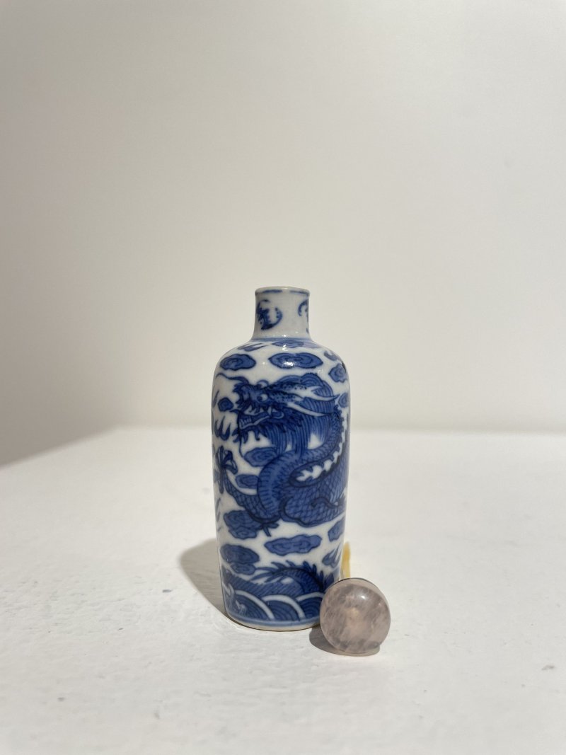 晚清 青花海水龍紋鼻煙壺 | A BLUE AND WHITE 'DRAGON' SNUFF BOTTLE - 图27