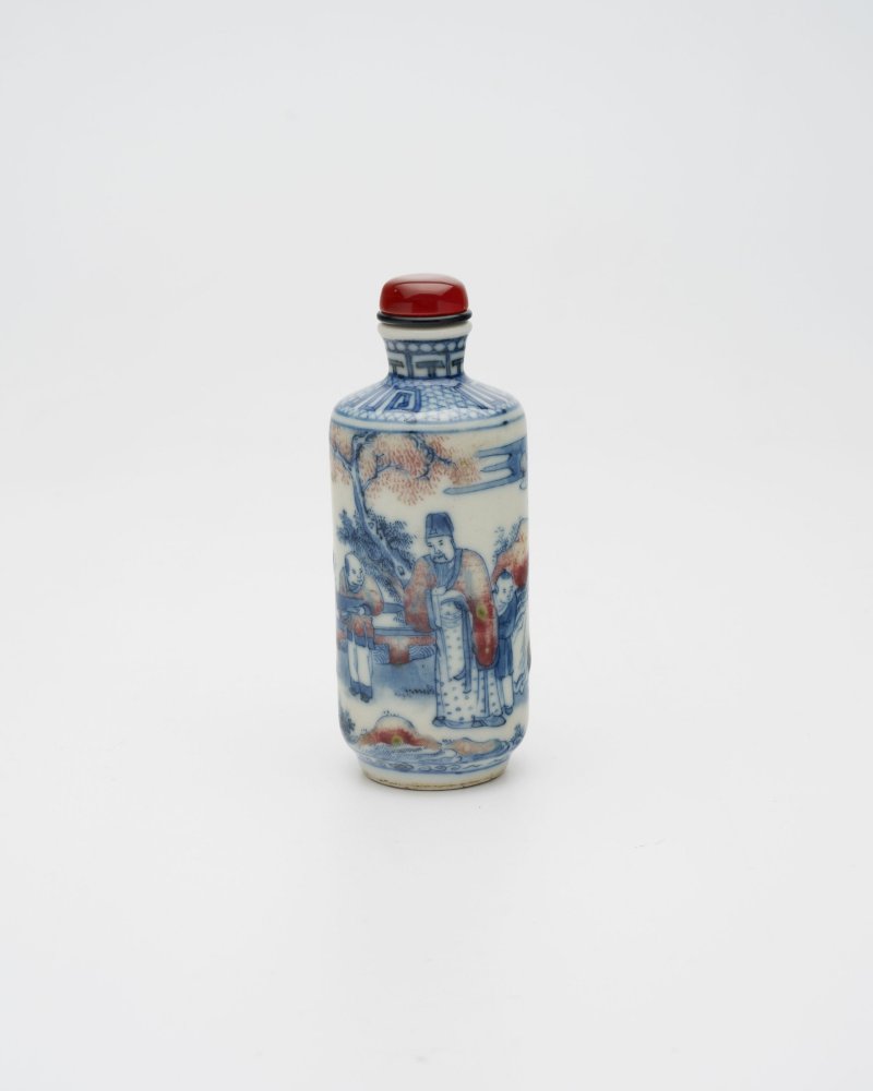 晚清至民國 青花釉裏紅庭院人物紋鼻煙壺 | AN UNDERGLAZE-BLUE AND COPPER-RED 'FIGURES IN THE GARDEN' SNUFF BOTTLE