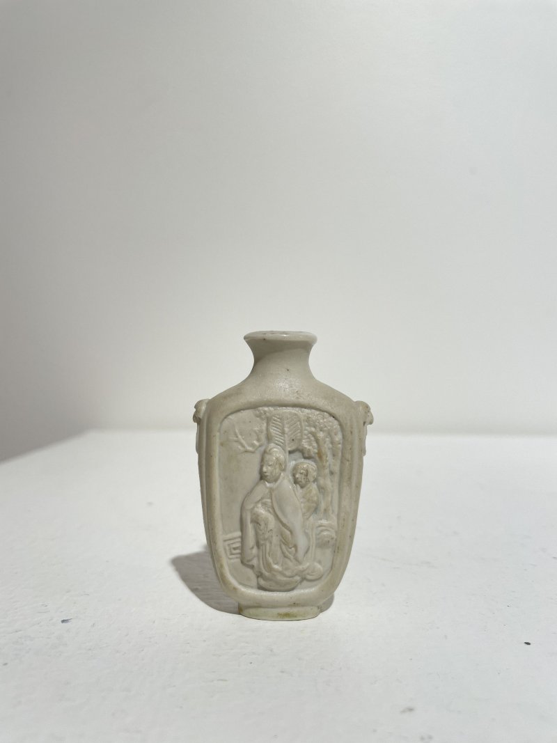 十九世紀 瓷胎模印局部施釉人物紋鼻煙壺、鎏金鳳紋座 | A MOULDED AND PARTIALLY GLAZED BISCUIT 'FIGURES' SNUFF BOTTLE - 图12