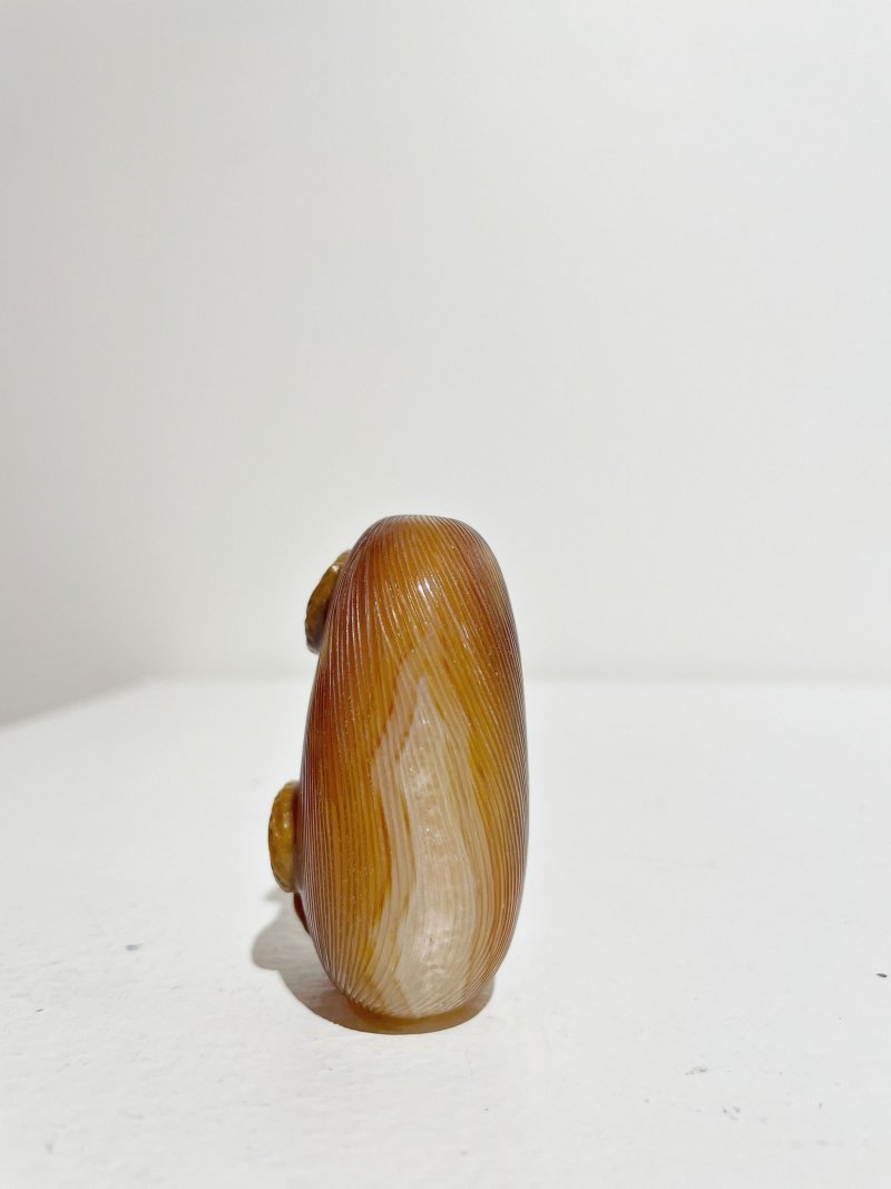 十九世紀 瑪瑙巧雕⌈花生·棗⌋鼻煙壺、紫水晶蓋 | AN AGATE 'JUJUBE AND PEANUT' SNUFF BOTTLE - 图7