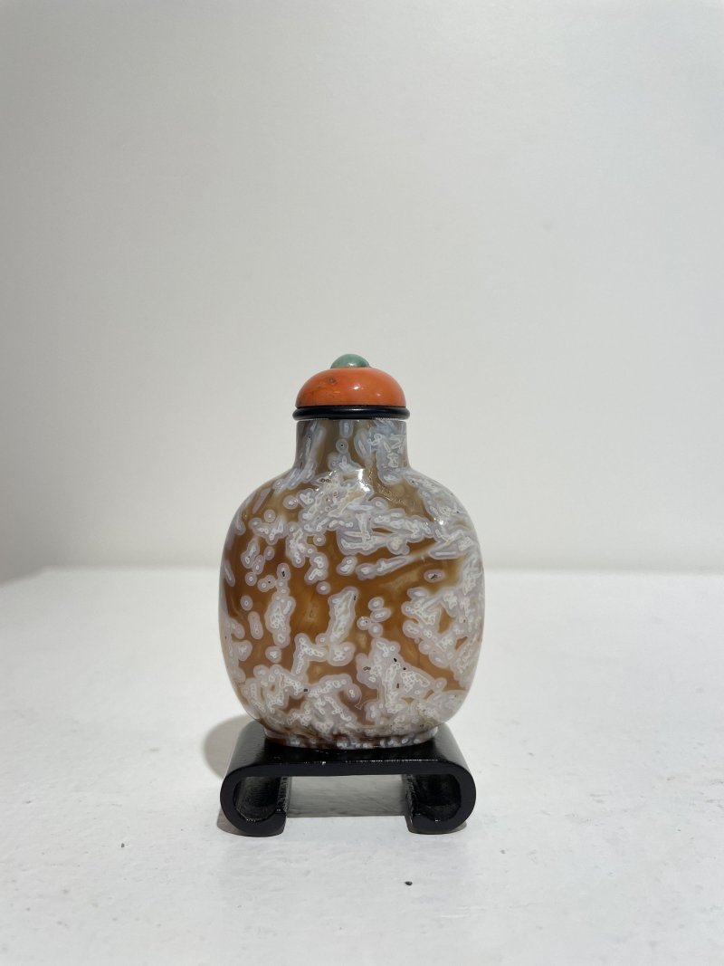十九世紀 灯心草瑪瑙鼻煙壺、珊瑚點翡翠蓋 | A 'MACARONI' AGATE SNUFF BOTTLE - 图18