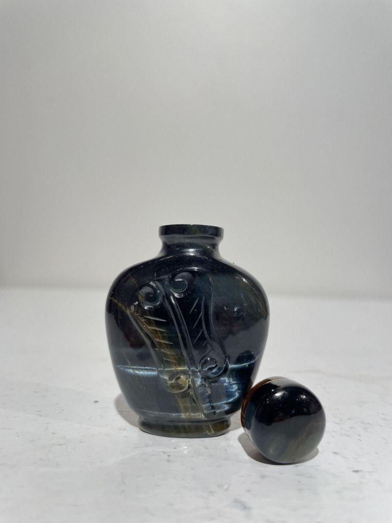 十九/二十世紀 碧玉⌈瓜瓞⌋、翡翠巧雕⌈連年有餘⌋、虎眼石⌈佛手⌋鼻煙壺三件 | A SPINACH JADE 'MELON', A JADEITE 'LOTUS' AND A TIGER'S EYE 'FINGER CITRON' SNUFF BOTTLES - 图37