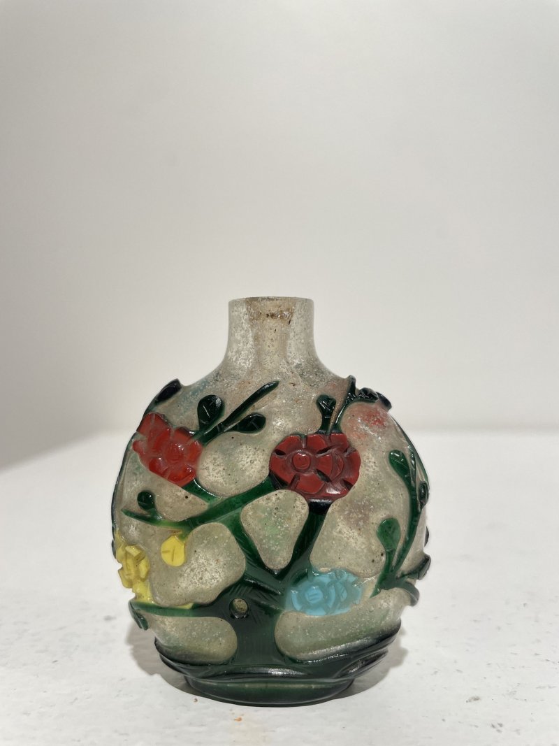 晚清至民國 霏雪地套五色玻璃花卉紋鼻煙壺 | A MULTI-COLOUR OVERLAY GLASS 'PLUM BLOSSOM' SNUFF BOTTLE - 图9