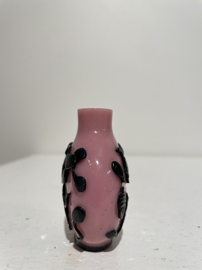 晚清至民國 粉地套黑玻璃⌈金玉滿堂⌋鼻煙壺 | A BLACK OVERLAY PINK GLASS 'GOLDFISH' SNUFF BOTTLE - 图11
