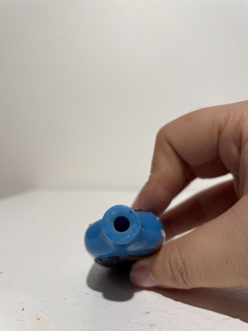 十九/二十世紀 藍地套紅玻璃鯉魚戲珠紋、博古紋、透明地套藍玻璃博古紋鼻煙壺三件 | THREE GLASS SNUFF BOTTLES - 图22