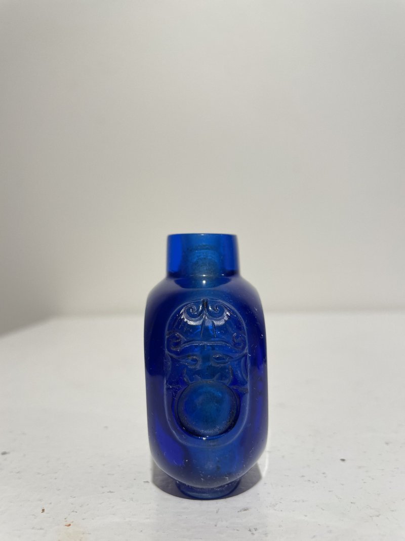 十九/二十世紀 寶石紅、藍玻璃鼻煙壺二件 | A RUBY-RED AND A BLUE GLASS SNUFF BOTTLES - 图15