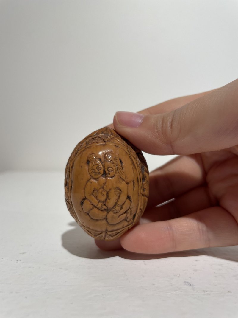 二十世紀 銅合金、鎏金黑色玻璃、雕刻葫蘆、打磨雕刻核桃、天然牙質鼻煙壺五件 其一⌈乾隆⌋刻款 | FIVE SNUFF BOTTLES OF VARIOUS MATERIALS - 图83