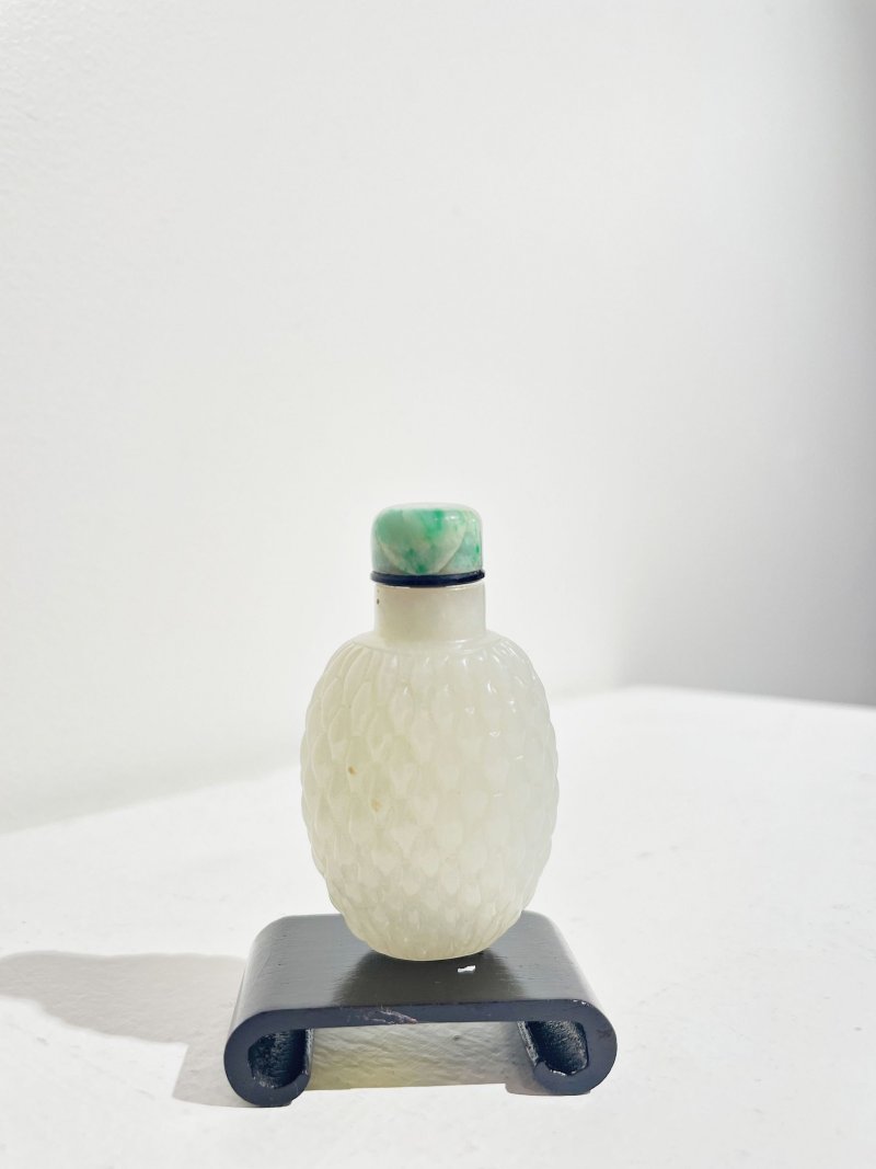 十八/十九世紀 白玉竹簍紋鼻煙壺、翡翠蓋 | A WHITE JADE 'WOVEN BASKET' SNUFF BOTTLE - 图27