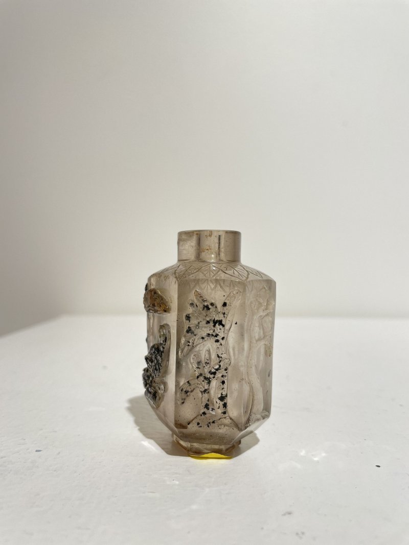 晚清至民國 煙晶六棱巧色花鳥紋鼻煙壺、珊瑚鑲（或）米珠蓋 | A HEXAGONAL SMOKY QUARTZ 'BIRDS AND LANDSCAPES' SNUFF BOTTLE - 图29