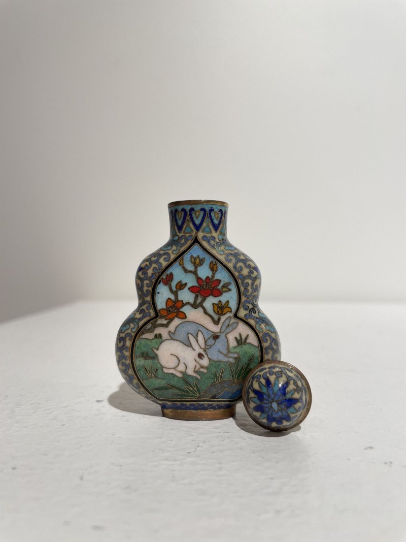 二十世紀 銅胎琺琅⌈松鶴延年⌋、⌈雙兔⌋鼻煙壺二件 | TWO CLOISONNÉ SNUFF BOTTLES - 图32