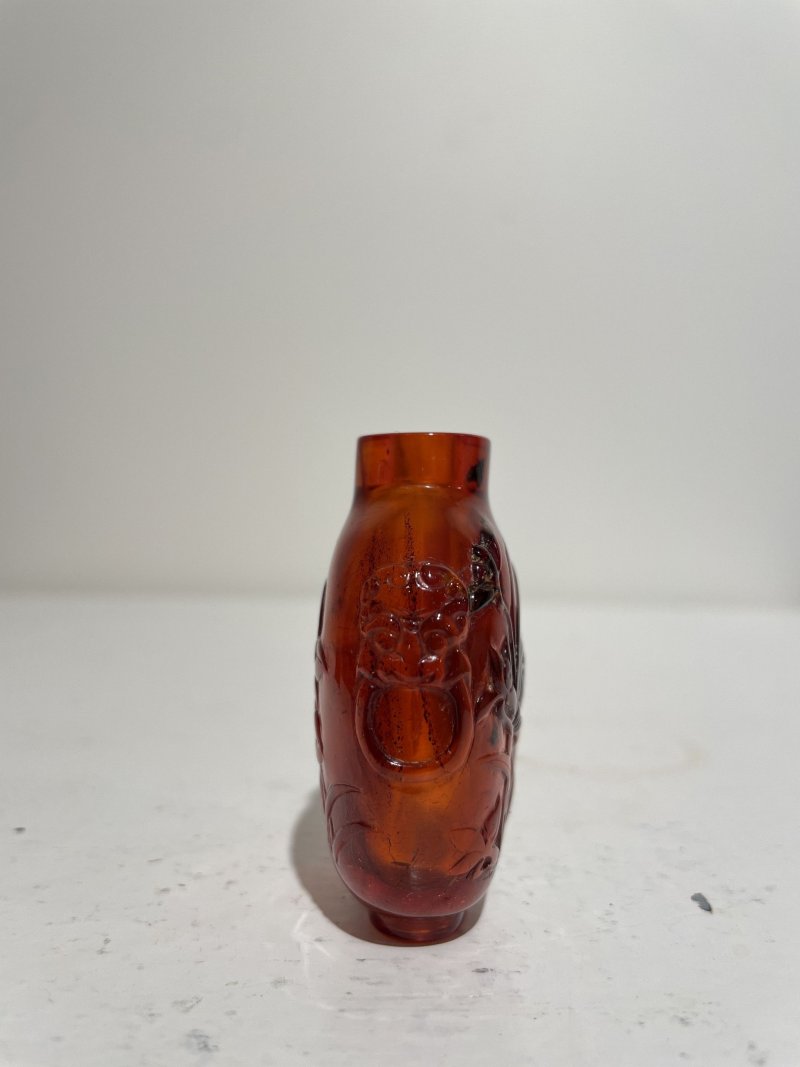 十九世紀 琥珀⌈耄耋富貴•空谷幽蘭⌋鼻煙壺 | AN AMBER 'CAT AND ORCHID' SNUFF BOTTLE - 图15