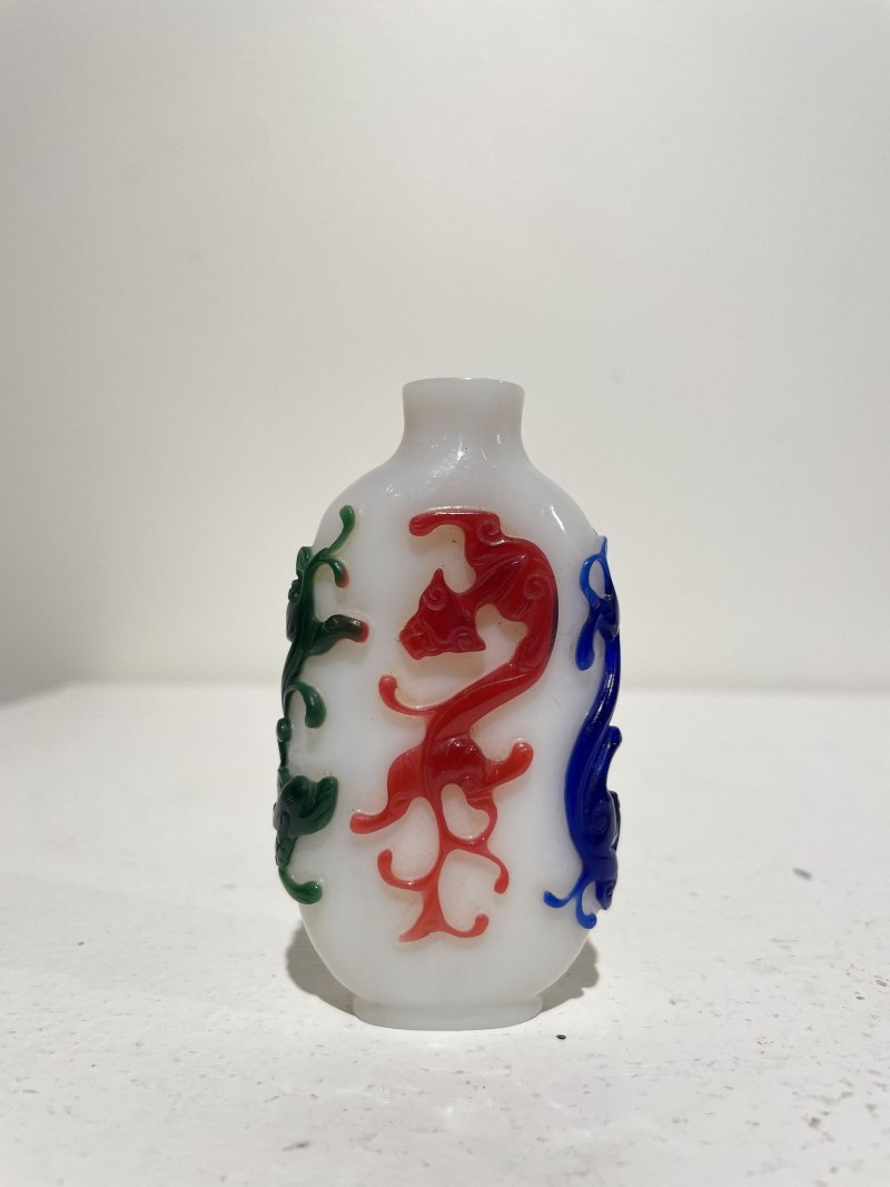 1820-1880年 白地套五色玻璃螭龍紋鼻煙壺 | A MULTI-COLOUR OVERLAY GLASS 'CHI-DRAGON' SNUFF BOTTLE - 图26