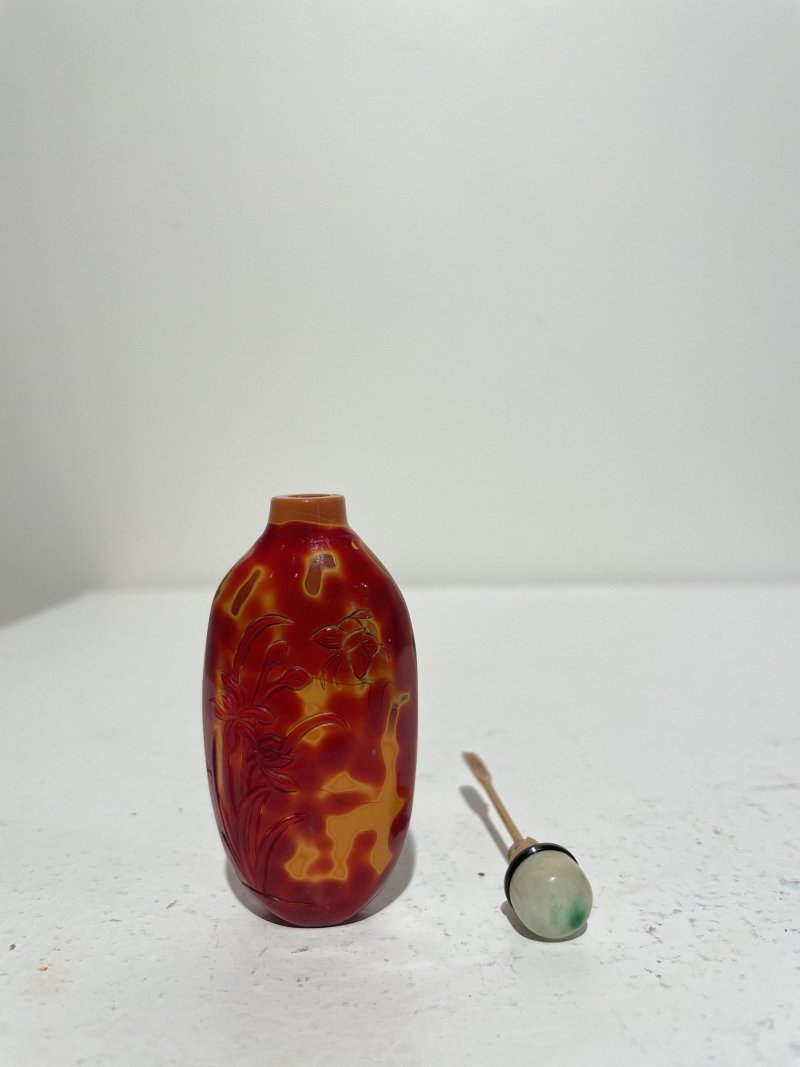 十九/二十世紀 仿雄黃玻璃蘭蝶紋、藍地灑金星玻璃鼻煙壺二件 | A GLASS SNUFF BOTTLE IMITATING REALGAR AND A SAPPHIRE-BLUE AVENTURINE-GLASS SNUFF BOTTLE - 图16