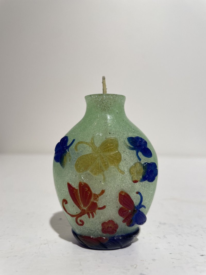 十九/二十世紀 白地套綠玻璃花鳥紋、淺綠地套三色玻璃蝶戀花紋、白地套藍玻璃行龍紋、玻璃胎畫琺琅花卉紋、多色玻璃葫蘆式、白地套墨黑玻璃印章紋鼻煙壺七件 其二⌈古月軒⌋藍料楷書款、⌈乾隆年製⌋青花楷書款 | SEVEN GLASS SNUFF BOTTLES - 图20