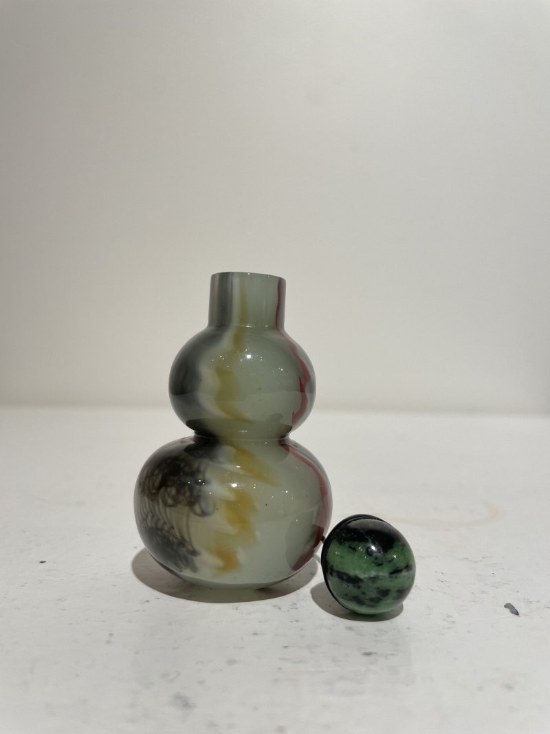 十九/二十世紀 白地套綠玻璃花鳥紋、淺綠地套三色玻璃蝶戀花紋、白地套藍玻璃行龍紋、玻璃胎畫琺琅花卉紋、多色玻璃葫蘆式、白地套墨黑玻璃印章紋鼻煙壺七件 其二⌈古月軒⌋藍料楷書款、⌈乾隆年製⌋青花楷書款 | SEVEN GLASS SNUFF BOTTLES - 图62