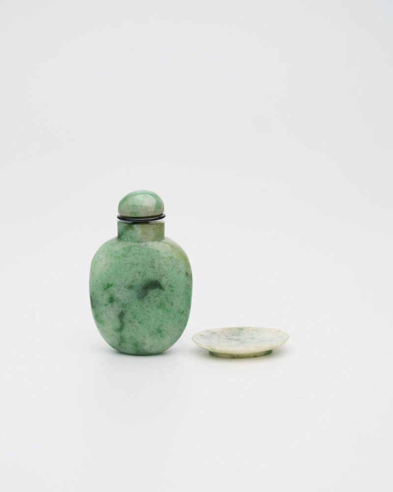 十九/二十世紀 翠玉光素鼻煙壺及煙碟 | A MOTTLED GREEN JADEITE SNUFF BOTTLE AND A SNUFF DISH