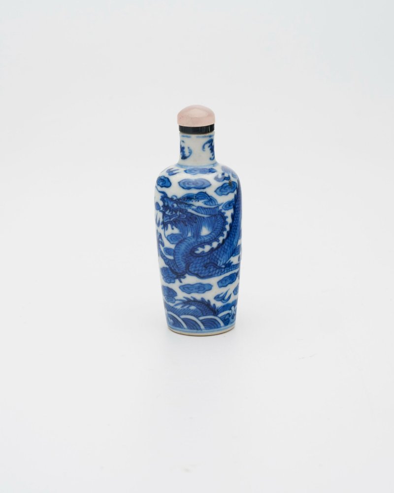 晚清 青花海水龍紋鼻煙壺 | A BLUE AND WHITE 'DRAGON' SNUFF BOTTLE