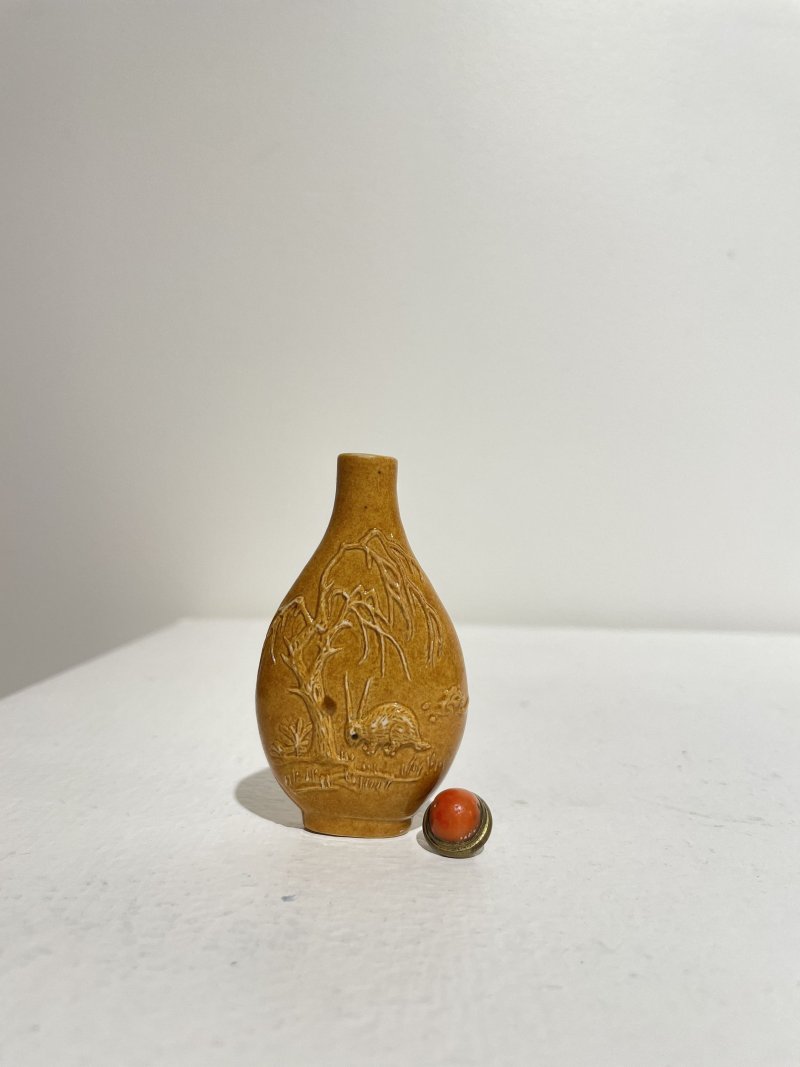 晚清至民國 瓷胎琥珀釉柳蔭兔紋鼻煙壺 | A MOULDED AND AMBER-GLAZED BISCUIT 'RABBIT' SNUFF BOTTLE - 图12