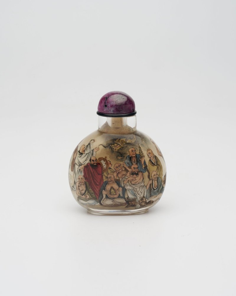 劉守本 玻璃内畫⌈十八羅漢⌋鼻煙壺 一九七九年作 | AN INSIDE PAINTED GLASS 'EIGHTEEN LUOHAN' SNUFF BOTTLE - 图3