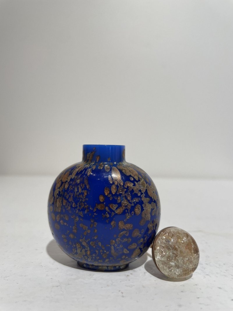 1750-1850 藍地灑金星玻璃鼻煙壺 | A SAPPHIRE-BLUE AVENTURINE GLASS SNUFF BOTTLE - 图12
