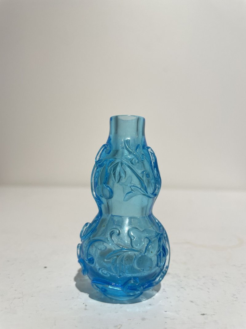 十八世紀中葉至十九世紀中葉 藍色玻璃花卉紋葫蘆形鼻煙壺 | A BLUE GLASS GOURD-SHAPED SNUFF BOTTLE - 图8