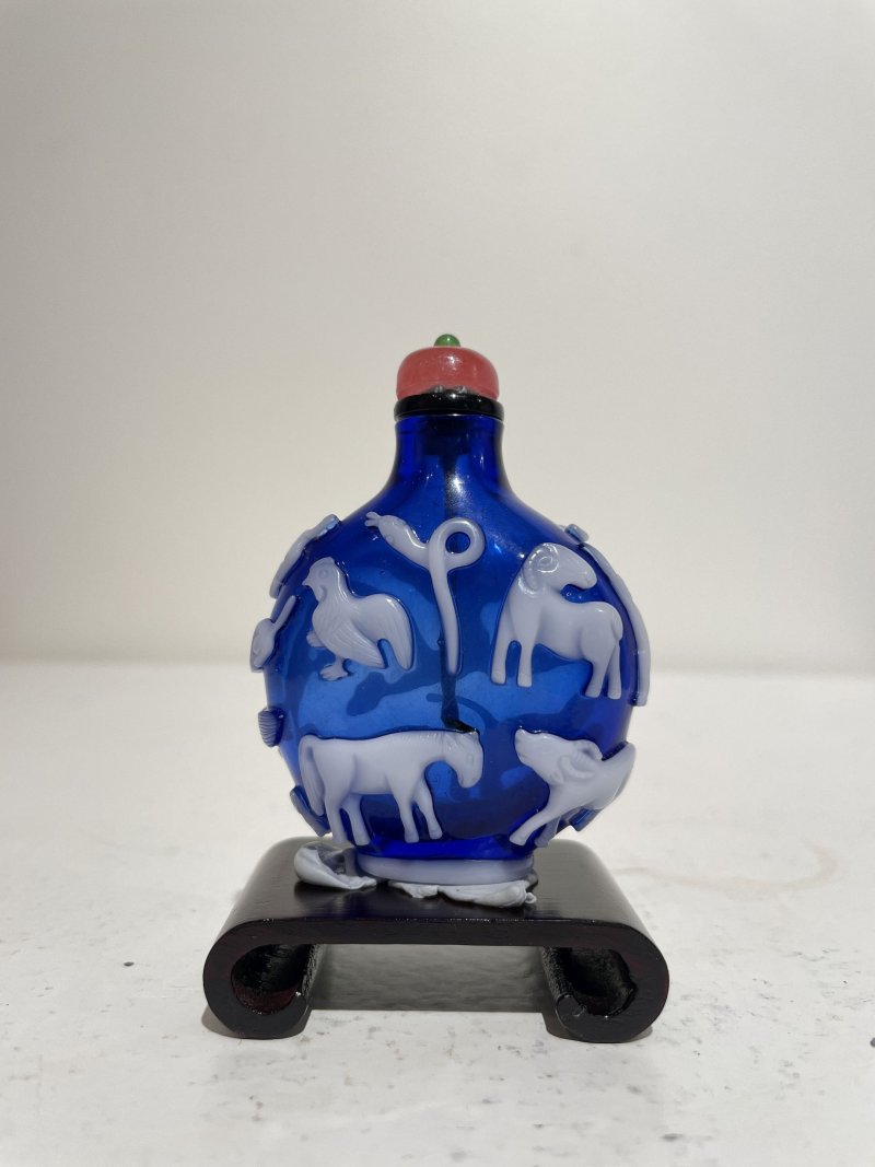 十九世紀 藍地套白玻璃十二生肖紋鼻煙壺 | A WHITE OVERLAY SAPPHIRE GLASS 'ZODIAC' SNUFF BOTTLE - 图11