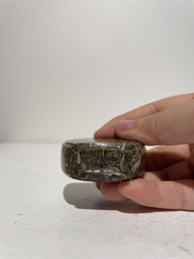 十九/二十世紀 抱子石、綠松石、水晶鼻煙壺三件 | A PUDDINGSTONE, A TURQUOISE, AND A ROCK CRYSTAL SNUFF BOTTLE - 图12