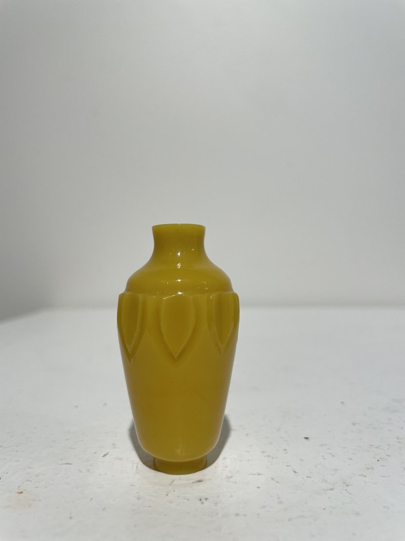 民國 雞油黃玻璃蓮瓣紋、「代代封侯」鼻煙壺二件及鼻煙碟二件 | TWO YELLOW GLASS SNUFF BOTTLES AND TWO SNUFF DISHES - 图15
