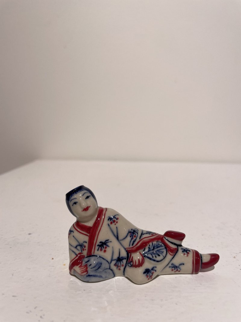 十九/二十世紀 青花庭院仕女紋、青花釉裏紅雙龍戲珠紋、瓷胎立姿童子、臥姿仕女、立姿老者鼻煙壺五件 其三⌈道光年製⌋、⌈乾隆年製⌋青花楷書款 | FIVE CERAMIC SNUFF BOTTLES - 图66
