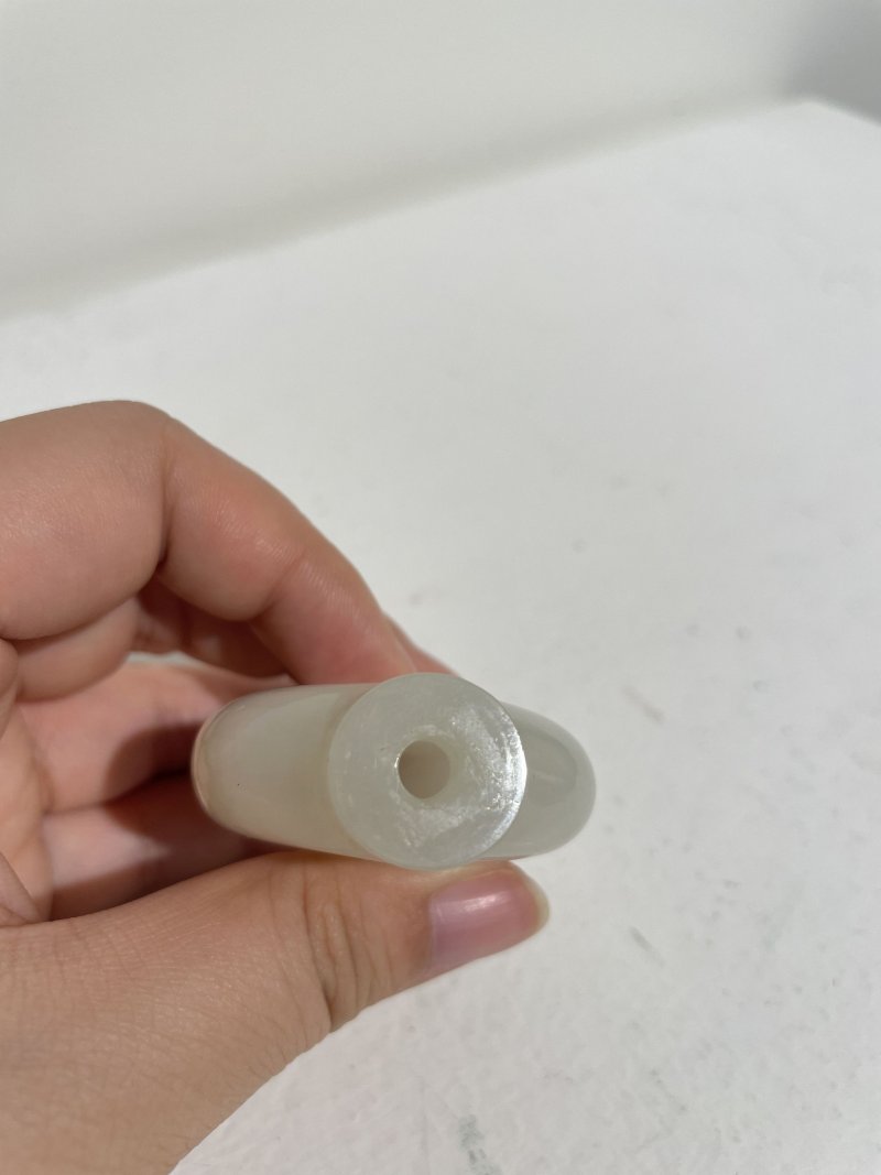 十八/十九世紀 白玉光素鼻煙壺 | A WHITE JADE SNUFF BOTTLE - 图3