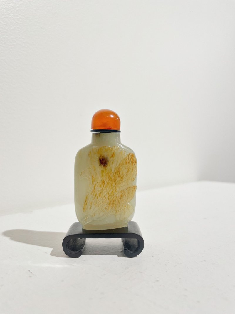 十九/二十世紀 白玉褐沁⌈百財⌋鼻煙壺 | A GREENISH WHITE JADE 'CABBAGE' SNUFF BOTTLE WITH RUSSET INCLUSION - 图3