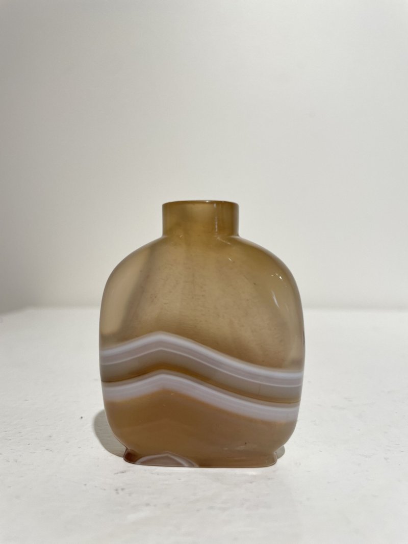 十九世紀 纏絲瑪瑙鼻煙壺、翡翠蓋 | A STRIATED AGATE SNUFF BOTTLE - 图14