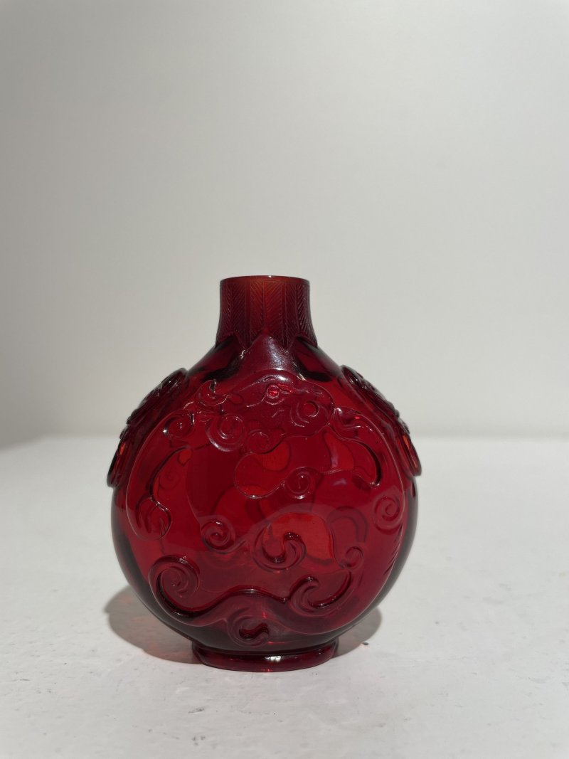 十九世紀 寶石紅玻璃龍鳳紋鼻煙壺 ⌈乾隆⌋刻款 | A RUBY-RED GLASS 'DRAGON AND PHOENIX' SNUFF BOTTLE - 图14