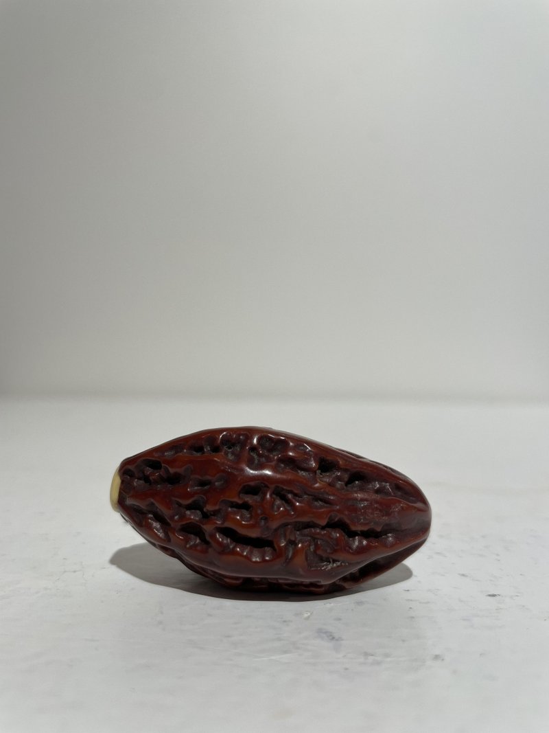 十九世紀 根珀、核桃鼻煙壺二件 | A ROOT AMBER AND A LACQUERED WALNUT SNUFF BOTTLE - 图20