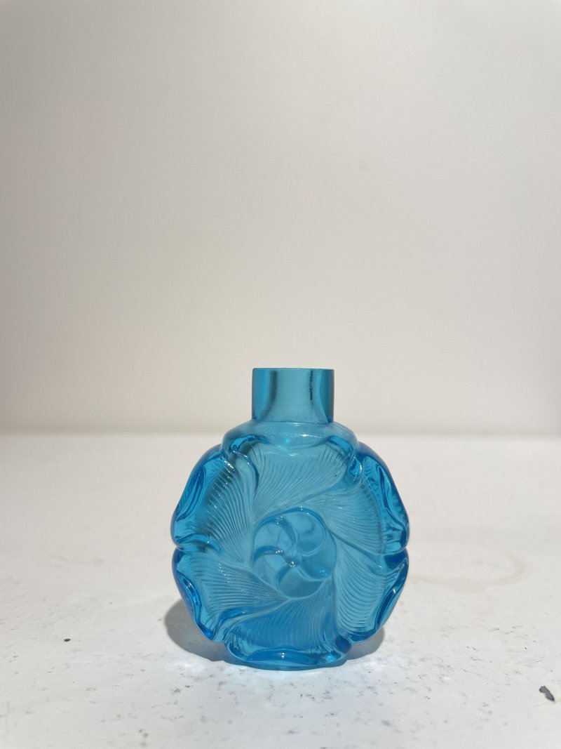 十九世紀 藍色玻璃金葵紋鼻煙壺二件 | TWO BLUE GLASS 'MALLOW' SNUFF BOTTLES - 图14