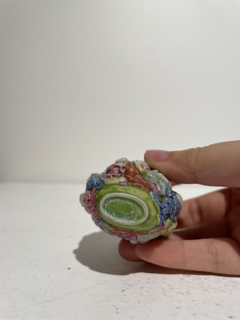 十九世紀 粉彩⌈十八羅漢⌋鼻煙壺 | A FAMILLE ROSE MOULDED 'ARHAT' SNUFF BOTTLE - 图15