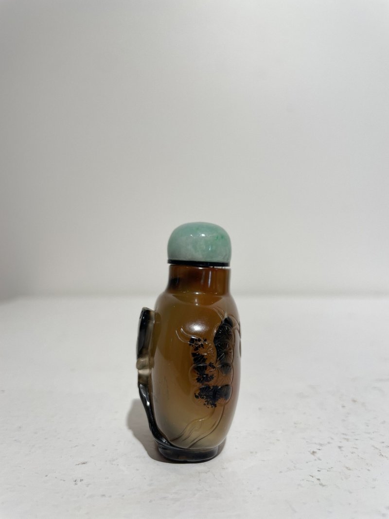 十九/二十世紀 瑪瑙巧雕⌈一馬當先⌋、⌈喜上眉梢⌋鼻煙壺二件、翡翠蓋 | AN AGATE 'HORSE' AND A SHADOW AGATE 'BIRD' SNUFF BOTTLE - 图25